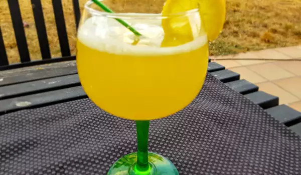 Limonada casera con melocotón