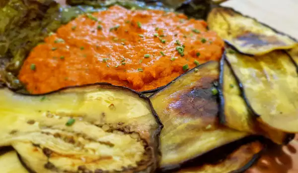 Pimientos asados ​​y berenjenas con salsa de tomate