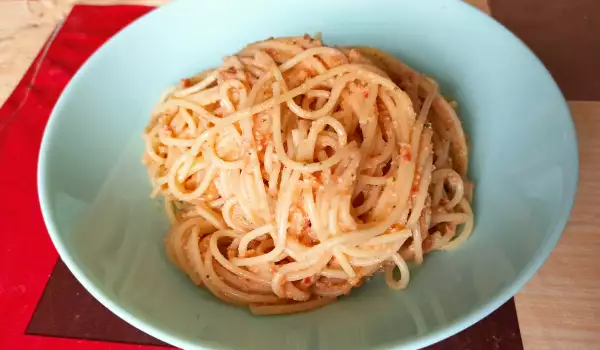 Espaguetis con pesto de tomate casero
