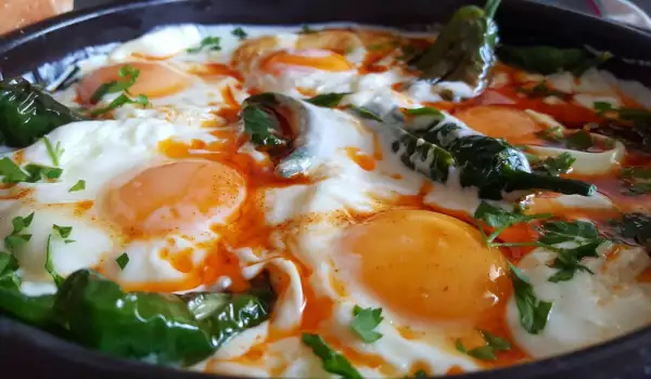 Pimientos picantes con huevos en salsa