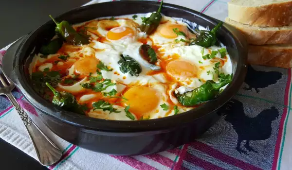 Pimientos picantes con huevos en salsa
