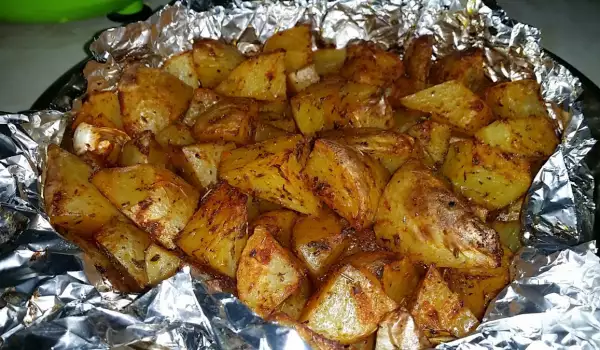 Patatas picantes horneadas en papel de aluminio