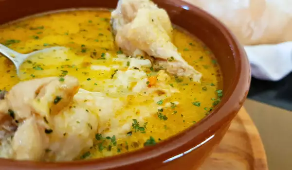 Rica sopa de pollo con arroz y calabacín