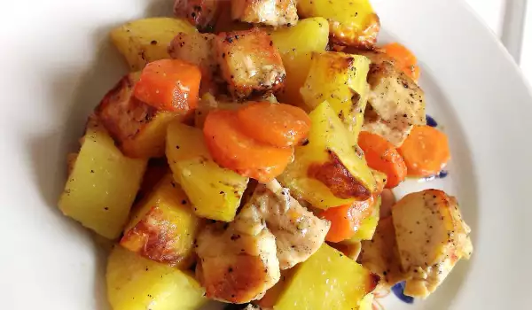 Pechuga de pollo con patatas y zanahorias