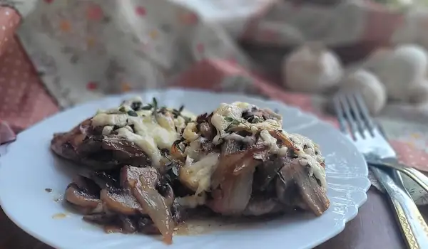 Filetes de pollo con cebolla y champiñones