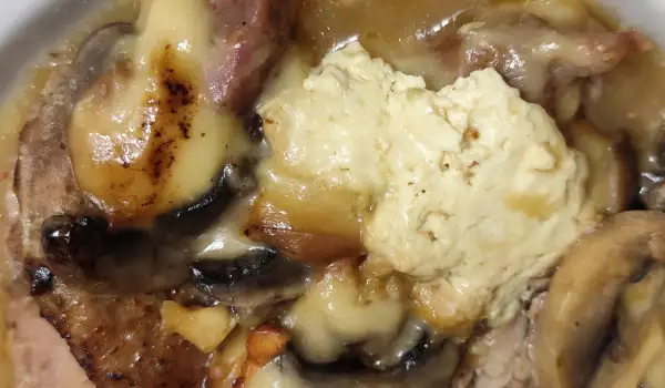 Paletilla de cerdo con queso fundido y champiñones