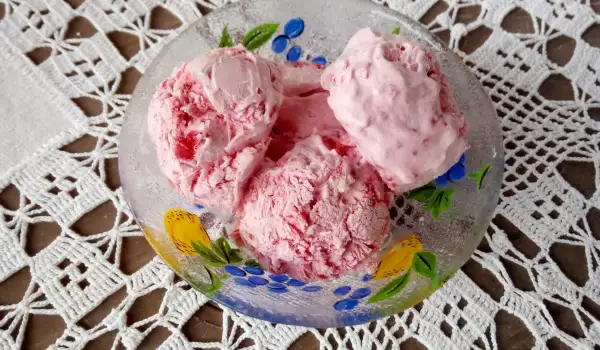 Delicioso helado de frambuesas