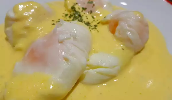 Huevos escalfados con salsa holandesa