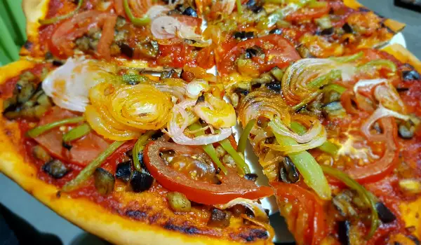 Pizza con berenjena, cebolla y tomate
