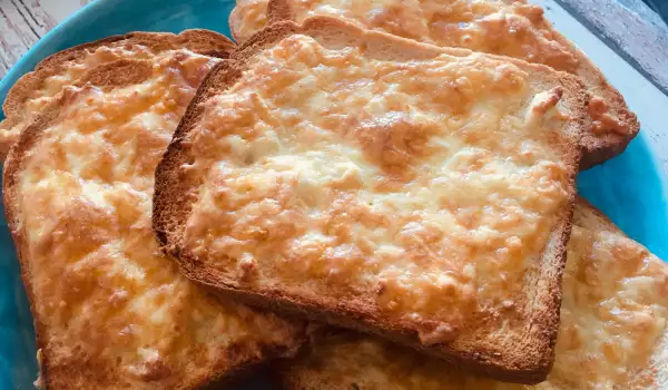 Pan tostado al horno con huevos y queso