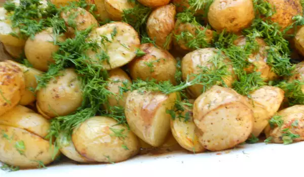 Patatas de guarnición al horno con eneldo