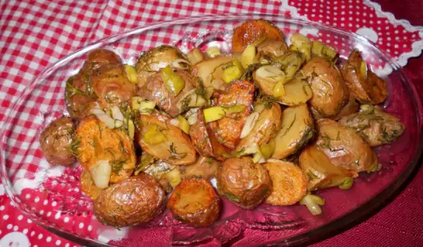 Patatas de guarnición con ajo y eneldo fresco
