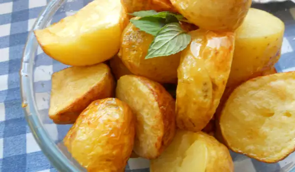 Patatas nuevas fritas en una cacerola