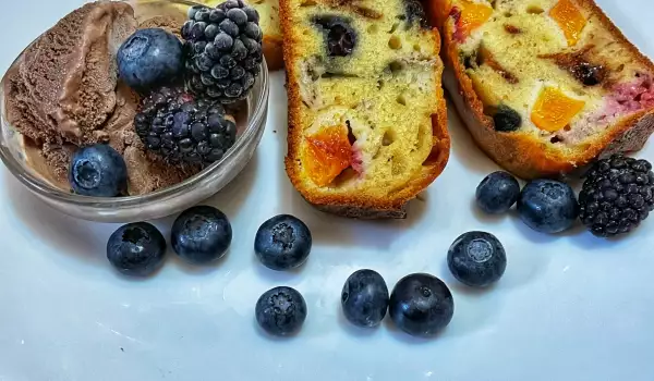 Pastel de frutas con proteínas y arándanos