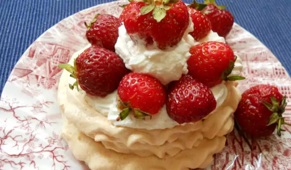 Nidos de merengue con crema chantillí