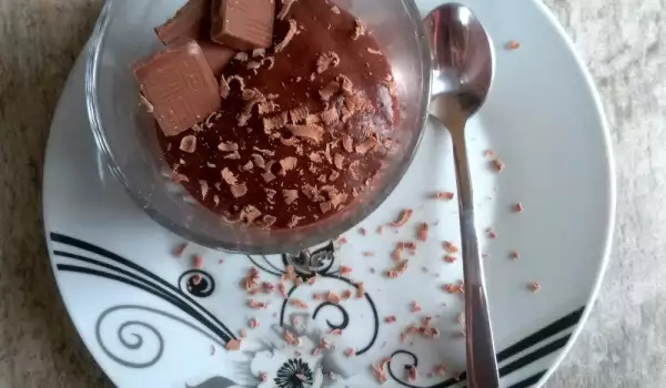 Postre de chocolate y nata en copas