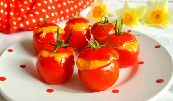 Tomates cherry rellenos con crema de berenjenas y pimientos