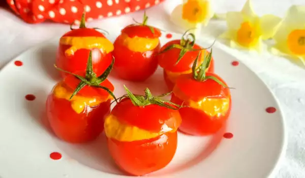 Tomates cherry rellenos con crema de berenjenas y pimientos