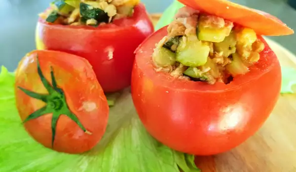 Tomates rellenos de calabacín y atún