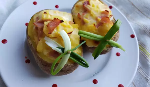 Patatas rellenas de queso y salami