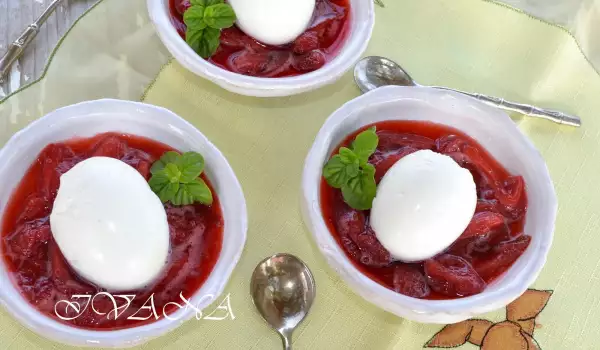 Huevos de panna cotta con salsa de fresas