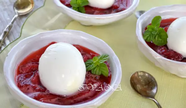 Huevos de panna cotta con salsa de fresas