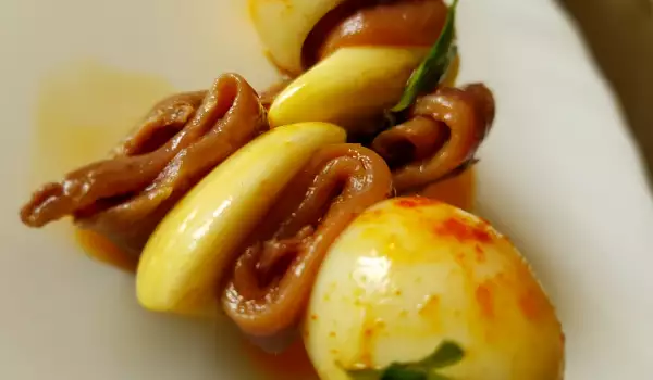 Huevos de codorniz marinados con ajos y anchoas