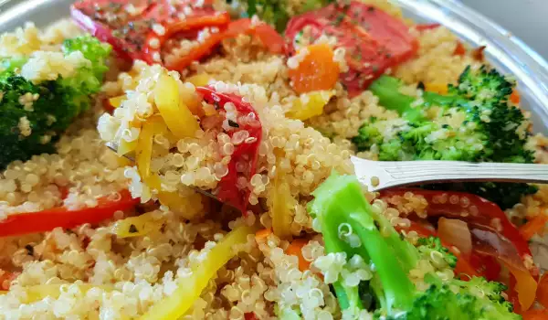 Plato vegano de quinoa y verduras