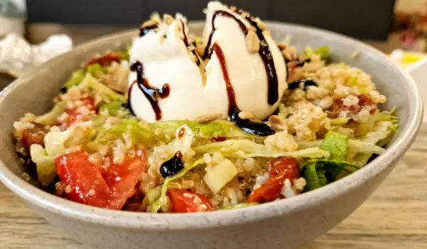 Ensalada de burrata y quinoa