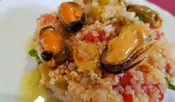 Ensalada mediterránea con mejillones, aceitunas y quinoa