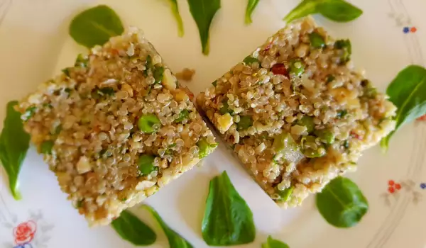 Ensalada de quinoa con pesto de almendras y guisantes