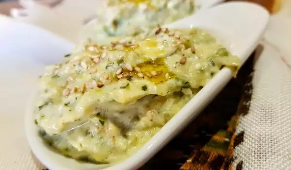 Aperitivo de calabacín con sésamo y queso fundido