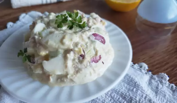 Ensaladilla de huevos con atún y mayonesa