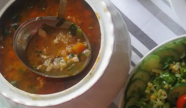 Sopa de pescado con arroz, cebolla y pimientos