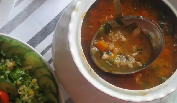 Sopa de pescado con arroz, cebolla y pimientos
