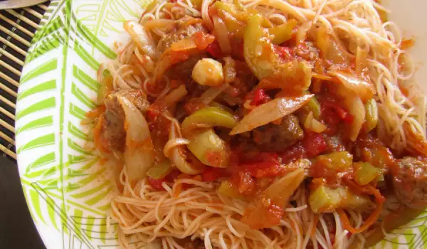 Fideos de arroz con longaniza y verduras