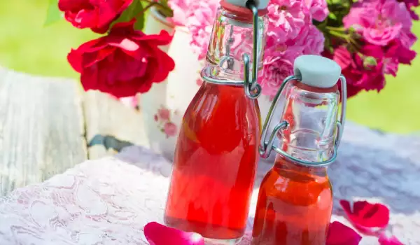 Agua de rosas - para qué sirve y cómo usarla