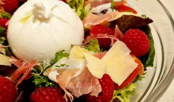 Ensalada italiana con burrata y frambuesas