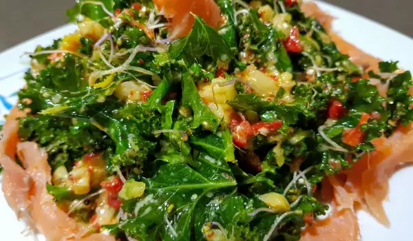 Ensalada verde con col rizada y salmón