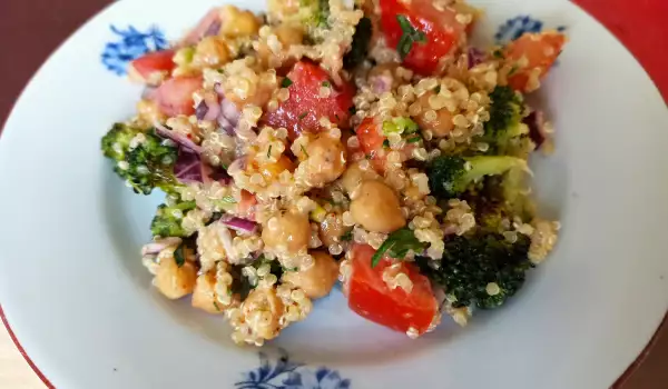Ensalada de quinoa, garbanzos y brócoli