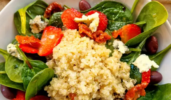 Ensalada de espinacas baby, quinoa y fresas