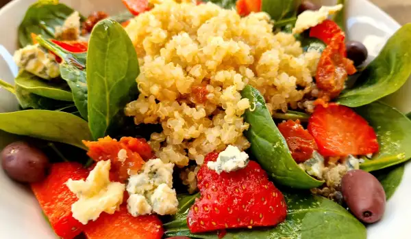 Ensalada de espinacas baby, quinoa y fresas