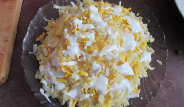 Ensaladilla con huevos y mayonesa