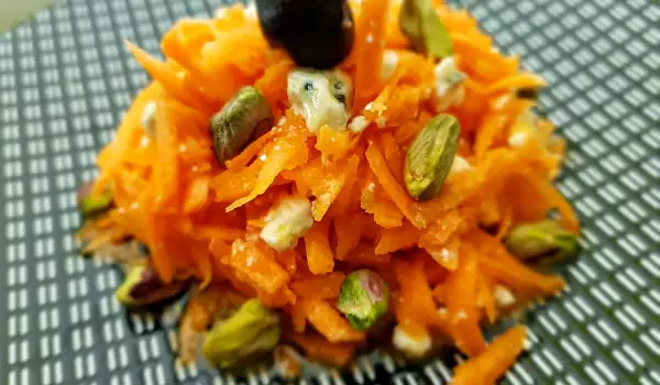 Ensalada de zanahoria con pistachos y queso