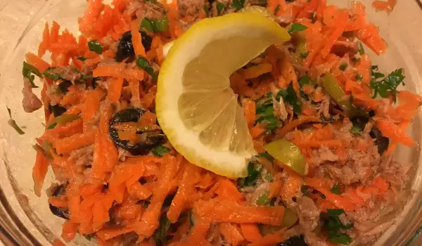 Ensalada de zanahorias, atún y aceitunas