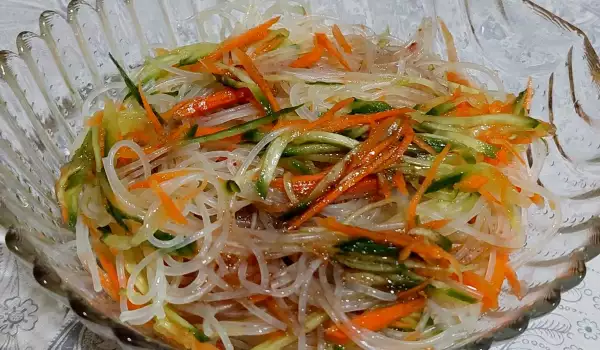 Ensalada de fideos de arroz con pepino y zanahoria