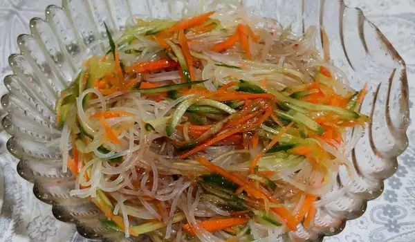 Ensalada de fideos de arroz con pepino y zanahoria