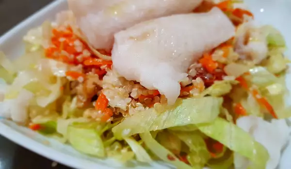Ensalada de quinoa con pescado blanco