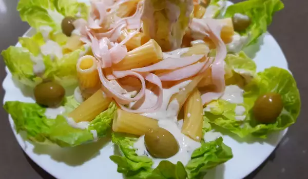 Ensalada con rigatoni, salsa cesar y pavo