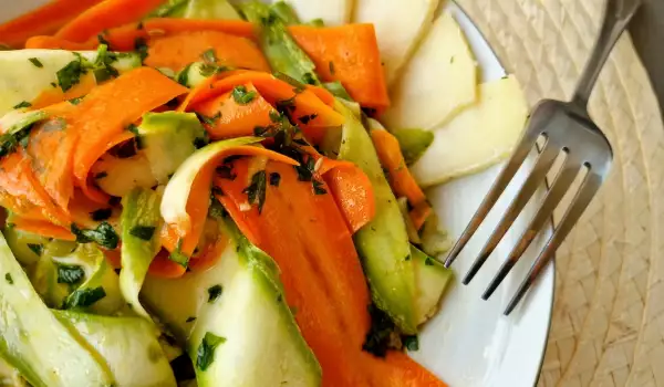 Ensalada fresca de calabacín y zanahoria